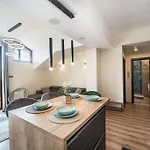 Апартамент Getaway 2 Bedroom Dream - Free Parking *